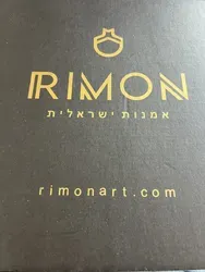 סטנדר שולחני מעוצב בצבע לבן מעץ משובח בתוספת כיתוב מעוצב בצבע כסף מגיע בקופסת מתנה מרשימה. גודל לערך 33X38