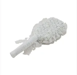 מברשת שיער מלבנית מהודרת בעיצוב מיוחד לכלה בצבע לבן.