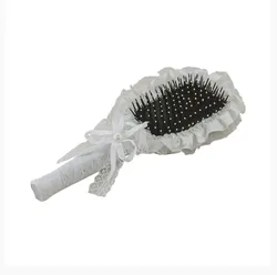 מברשת שיער מלבנית מהודרת בעיצוב מיוחד לכלה בצבע לבן.