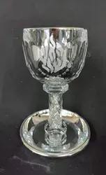 גביע קריסטל מהודר לקידוש בצבע זהב עם האש שלי חרוטה. גובה 19 ס"מ