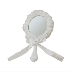 מראת יד אובלית מהודרת בעיצוב מיוחד.