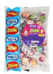 סוכריה זום על מקל צבעונית חמוצה ממולאת בגומי לעיסה. כ-30 יחידות בשקית. כ-1.6 ש"ח ליחידה.